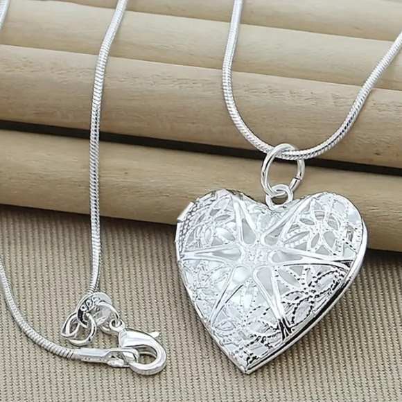 Elegant Silver Heart Pendant Locket Necklace 22 Inches